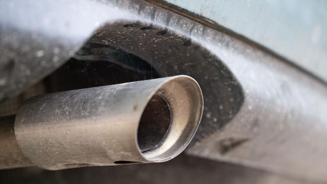 Autoindustrie: Ökonomen kritisieren Abkehr vom Verbrenner-Aus scharf