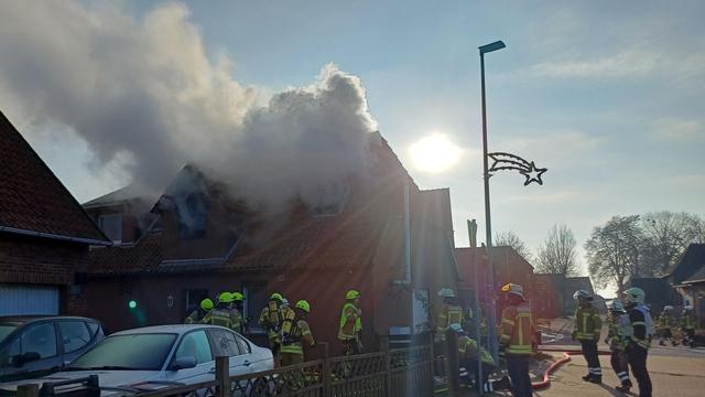 Brände: Sechs Verletzte bei Brand in Wohnhaus