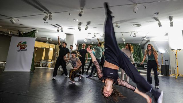 Unterhaltung: Sonne im Kopf, Beton vor der Tür: So probt 