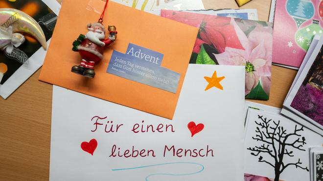 Gesellschaft: Liebevolle Post gegen die Einsamkeit: Handgeschriebene Briefe und Karten sollen in der Weihnachtszeit alten und kranken Menschen eine Freude machen. (Archivbild)