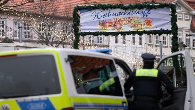 Fahndung der Polizei: Weihnachtsmarkt geräumt - Rätsel um bewaffneten Unbekannten