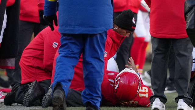 American Football: Chiefs verpassen NFL-Playoffs - Mahomes schwer verletzt