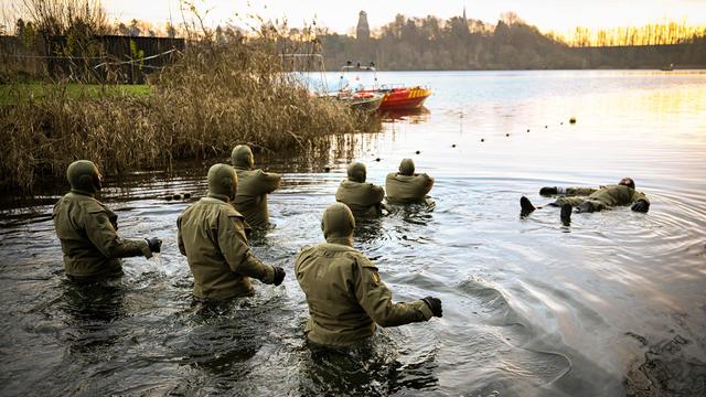Landkreis Cuxhaven: Marinetaucher üben im Kreidesee