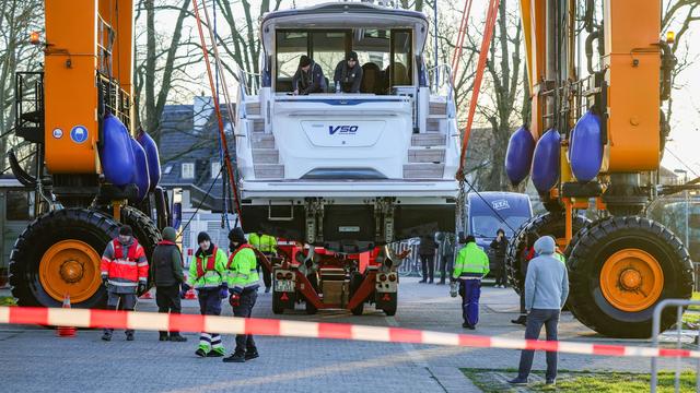 Auskranung: Wenn Luxusyachten an Land müssen: Erste Boote für die 