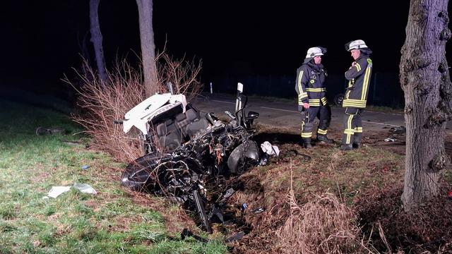Unfälle: Auto prallt gegen Bäume - 18-Jährige in Lebensgefahr