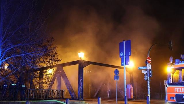 Brände: Feuer beschädigt Brücke in Berlin-Schöneberg