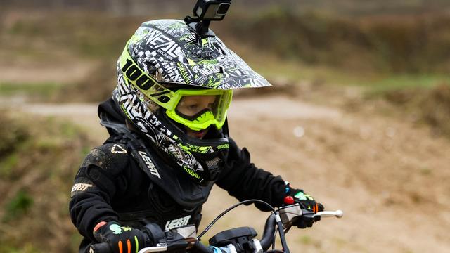 Dreijähriger geht viral: Matsch, Stürze und ein paar PS - Dreijähriger beim Motocross