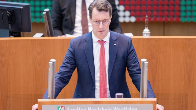 Schlagabtausch im Landtag: NRW-Regierungschef Wüst will Menschen Mut machen