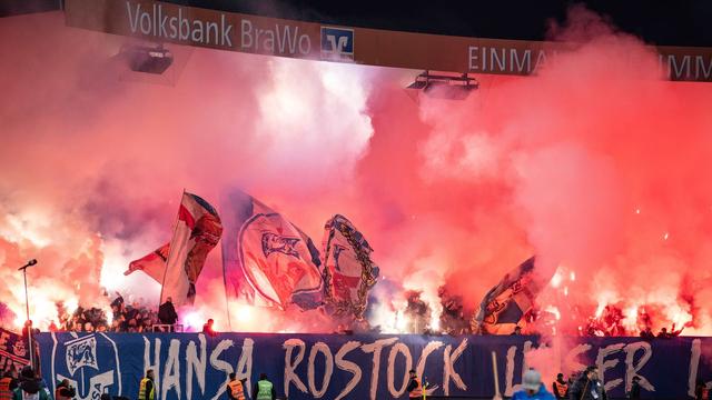 Urteil des Sportgerichts: Pyrotechnik im Stadion: Hansa muss über 100.000 Euro zahlen