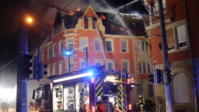 Brände: Dachstuhl in Flammen – 29 Menschen müssen Haus verlassen