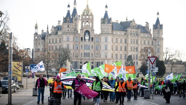 Tarife: Landes-Bedienstete bekräftigen bei Kundgebung Lohnforderung