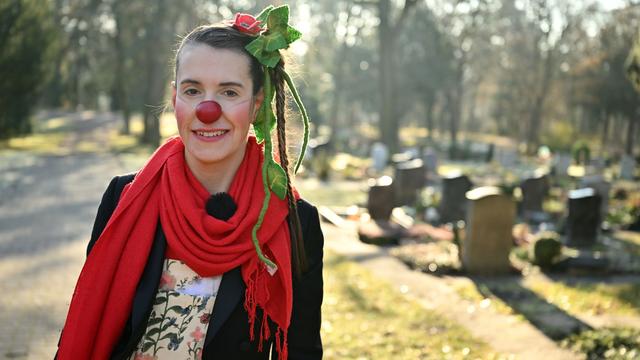 Friedhofsclown Finovo: Mit roter Clownsnase unterwegs auf dem Friedhof