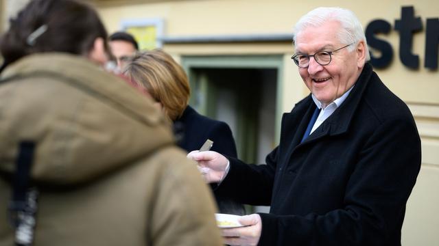 Besuch beim Strassenfeger: Steinmeier würdigt Engagement für obdachlose Menschen