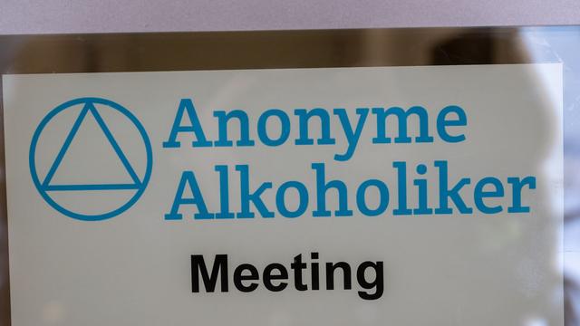 Selbsthilfegruppe: Anonyme Alkoholiker bieten Hilfe an den Weihnachtstagen