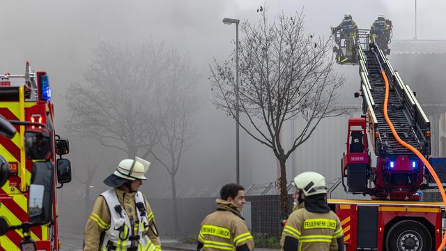 Brände: Feuer bei Schrotthandel in Lübeck – Explosionen und Rauch