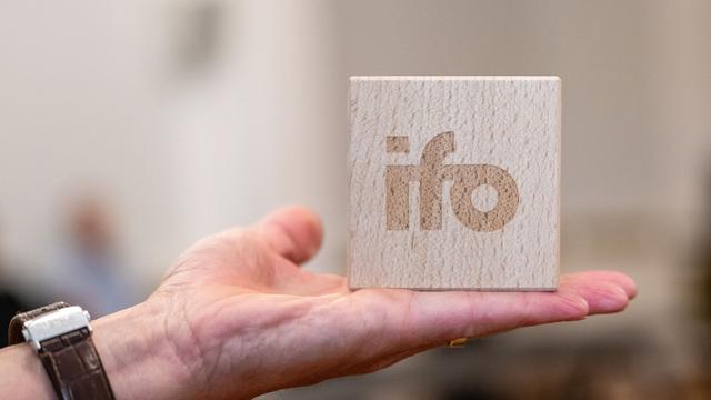 Beschäftigungsbarometer: Ifo: Aussichten für den Arbeitsmarkt werden schlechter