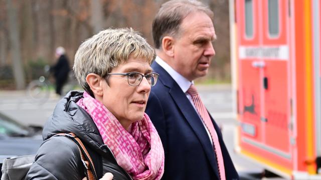 Adenauer-Stiftung: Kramp-Karrenbauer gewinnt gegen Merz-Kandidaten