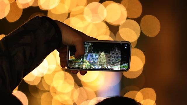 Besinnlichkeit: Studie: Viele vom Handy am Weihnachtsabend gestört