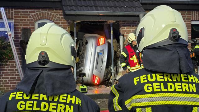 Unfall: Junger Mann bleibt mit Auto in Hausflur stecken