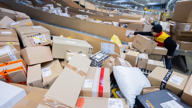  Paketfluten aus dem Ausland nehmen vor Weihnachten zu. (Symbolbild)