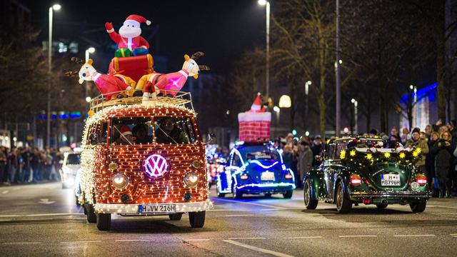 Tausende Schaulustige: Mit Lichterketten verzierte Oldtimer rollen durch Hannover