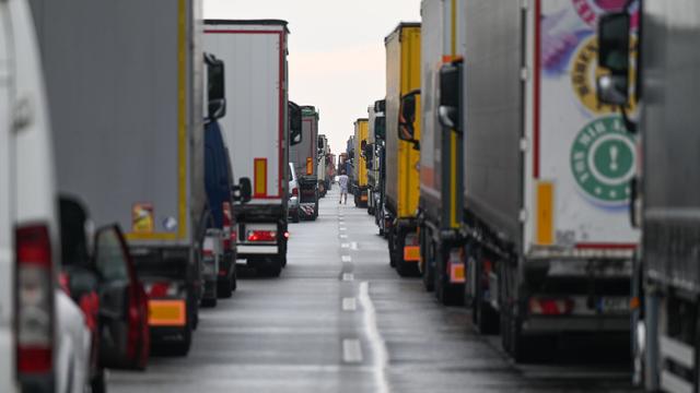 Verkehr: Stau auf der A4 – Einreisekontrollen bremsen Verkehr