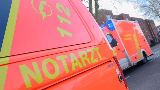 Unfälle: Auto prallt gegen Bäume: Fahrer lebensbedrohlich verletzt