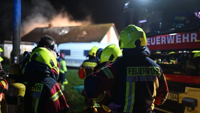 Gebäudebrand: Brandursache Tannenbaum? Wohnhaus bei Leer in Flammen