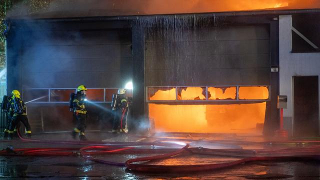 Notfälle: Halle brennt - Großeinsatz der Feuerwehr in Barsbüttel