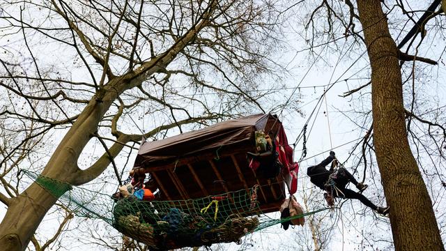 Protest in der Höhe: Polizeieinsatz an Protestcamp – Beamte verhindern Weiterbau
