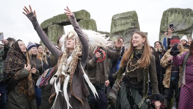 Besonderes Ereignis: Tausende Menschen verfolgen Wintersonnenwende in Stonehenge