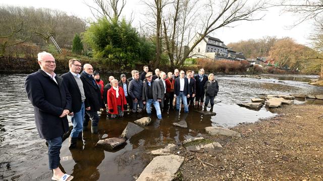 Ungewöhnliche Aktion: Gang in die Wupper: Unternehmer fordern rasche Reformen