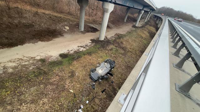 Notfall: Auto stürzt zehn Meter von Brücke – Fahrer schwer verletzt