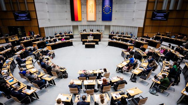 Mehr Geld für Politiker: Berichte: Berliner Abgeordnete bekommen 477 Euro mehr Diät