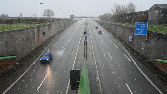 Bei Weener: Ladung zu hoch - Lastwagenfahrer beschädigt Emstunnel