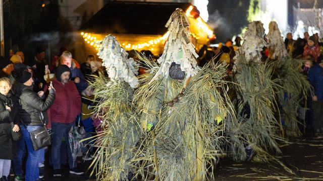 Weihnachtsbräuche: Schilfgestalten läuten alte Weihnachtstradition ein