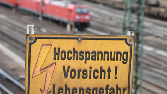 Notfall im Landkreis Osnabrück: Stromschlag durch Oberleitung – Jugendlicher schwer verletzt