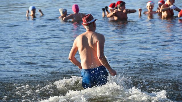 Eisbaden: Dutzende steigen zum Weihnachtsschwimmen in den Orankesee