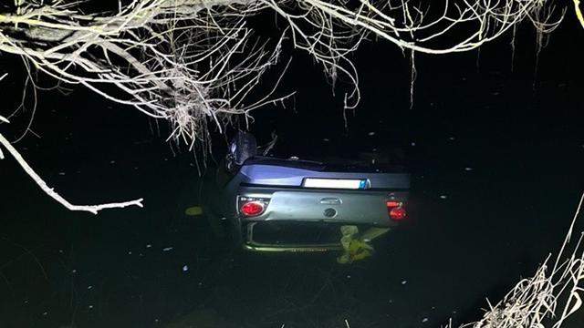 Unfälle: Auto landet im Main – Vier junge Menschen retten sich selbst