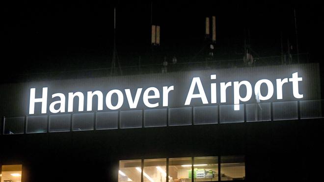 Sichtung am Freitagabend: Erneut musste der Luftraum über dem Flughafen Hannover nach der Sichtung von Drohnen vorübergehend gesperrt werden. (Archivbild)