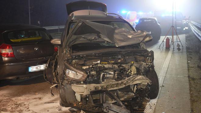 Unfälle: Neben Blechschäden gibt es bei Glätteunfällen in Niedersachsen auch Verletzte.