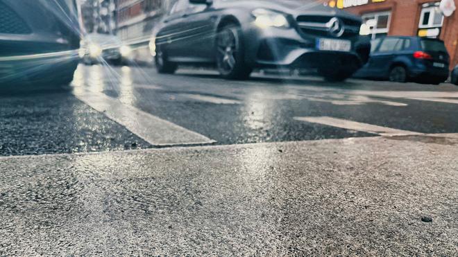 Auch auf Gehwegen: In Berlin gab es vermehrt Verkehrsunfälle wegen Glätte.