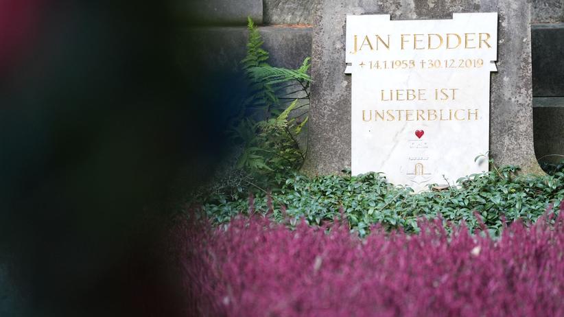 Todestag jährt sich: Noch immer viele Besucher an Grab von Jan Fedder | DIE  ZEIT