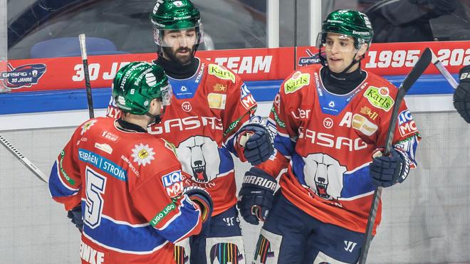 Deutsche Eishockey Liga: Liam Kirk (m.) und Frederik Tiffels (r.) zählten beim Heimsieg der Eisbären Berlin gegen die Nürnberg Ice Tigers zu den Torschützen.