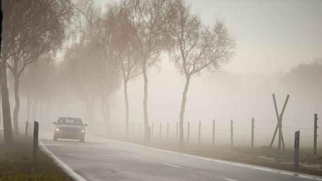 Wetter und Verkehr: Auf Niedersachsens Straßen ist wegen Nebel und Glättegefahr besondere Vorsicht geboten. (Archivbild)