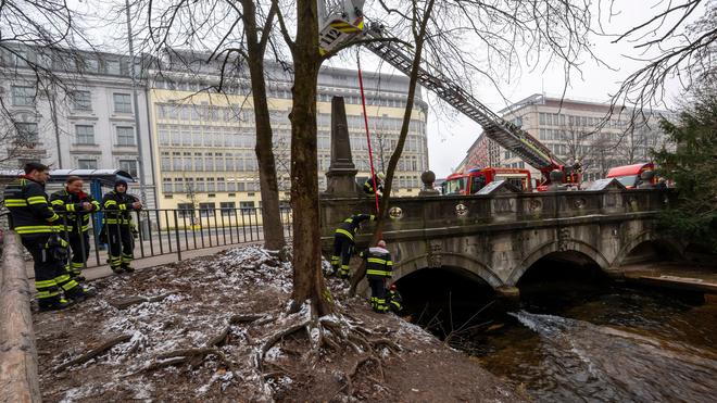 München: Ein Kran baut die Rampe ab.