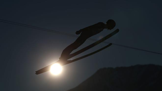 Skispringen: Karl Geiger legt einen schwachen Quali-Sprung hin.