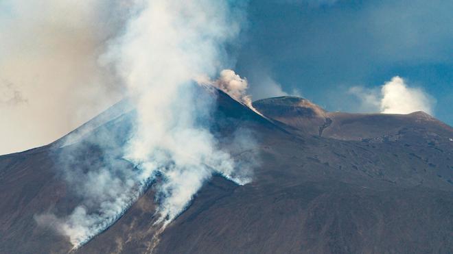 Vulkan: Der rund 3.350 Meter hohe Ätna ist Europas größter aktiver Vulkan. (Archivbild)