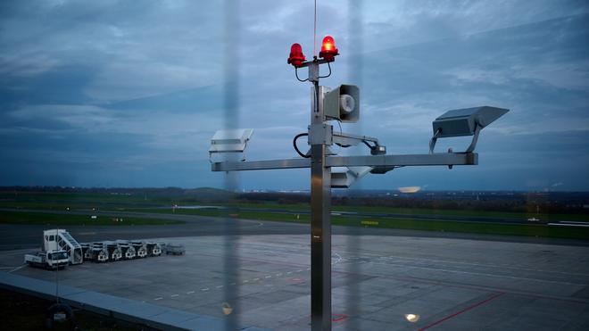Nebelglocke: Wegen Nebels war der Dortmunder Flughafen am Sonntag weitgehend lahmgelegt (Archivbild).