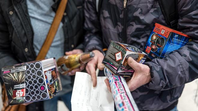Jahreswechsel: Am Montag startet der Verkauf von Silvesterfeuerwerk offiziell. (Archivbild)
